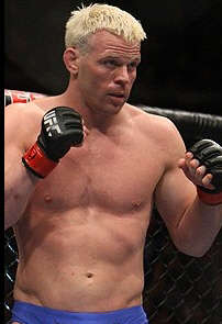 양동이 선수와 대결을 펼칠 데니스 홀맨.     TOP FC 제공